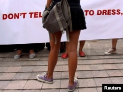 Một phụ nữ mặc váy ngắn tham gia một cuộc biểu tình phản đối suy nghĩ rằng những phụ nữ ăn mặc hở hang, hớ hênh là nguyên do của những vụ tấn công tình dục