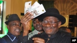 Shugaban Najeriya, Goodluck Jonathan, yayi amfani da katin shi a naurar Banki na dauki da kanka, 28 ga Agusta 2014.
