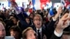 Simpatizantes del partido derechista francés Agrupación Nacional celebran en la sede del partido, el domingo 9 de junio de 2024, en París. 