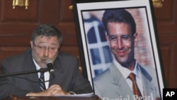 En esta foto de archivo, Judea Pearl, padre del periodista asesinado Daniel Pearl, habla sobre su hijo en Miami Beach.