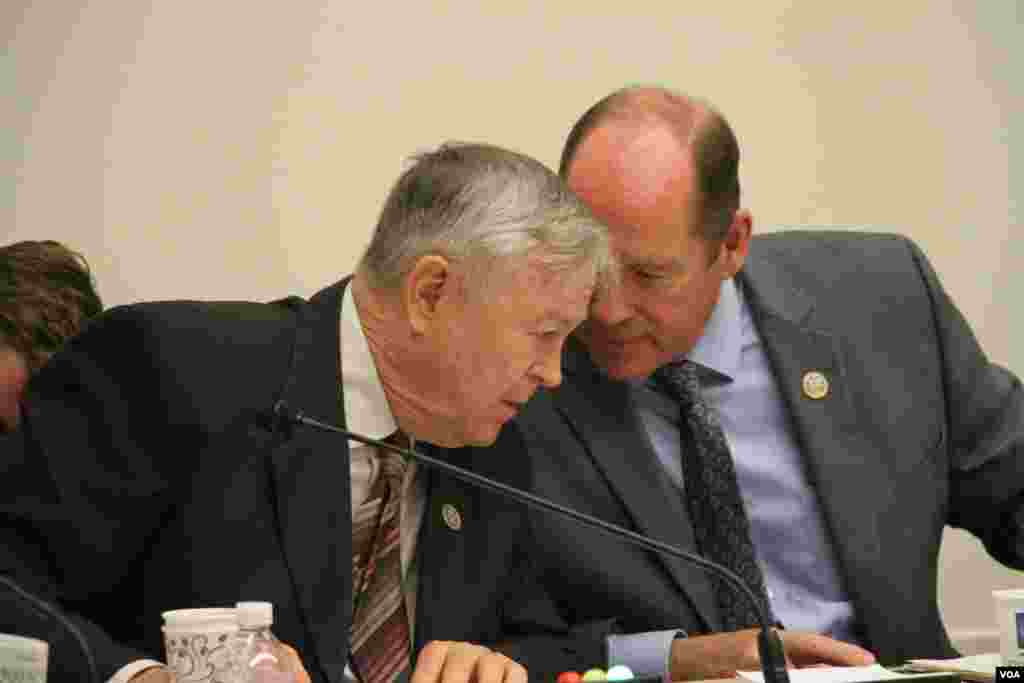 Congressman Ted Yoho (R-FL), chairman of Subcommittee on Asia and the Pacific at the U.S. House of Representatives, and Congressman Dana Rohrabacher (R-CA) discussed at the open hearing on &ldquo;Cambodia&#39;s Descent: Policies to Support Democracy and Human Rights&rdquo; on Tuesday December 12, 2017 at the Rayburn House Office Building. (Sreng Leakhena/VOA Khmer)