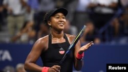 Petenis Jepang, Naomi Osaka, saat memenangkan match point dalam laga melawan Madision Keys di semifinal turnamen AS Terbuka di New York, 6 September 2018.