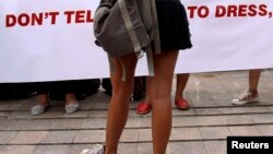 Seorang perempuan memakai rok mini sebagai protes atas stigma bahwa pakaian yang provokatif telah mendorong perkosaan. 