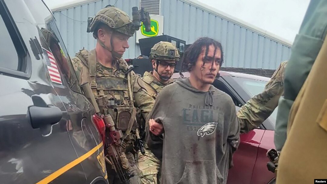 Policija privodi ogbeglog Kavalkantea koji je 2021. osuđen zbog ubistva bivše devojke. (Foto: Pennsylvania State Police/Handout via REUTERS) 