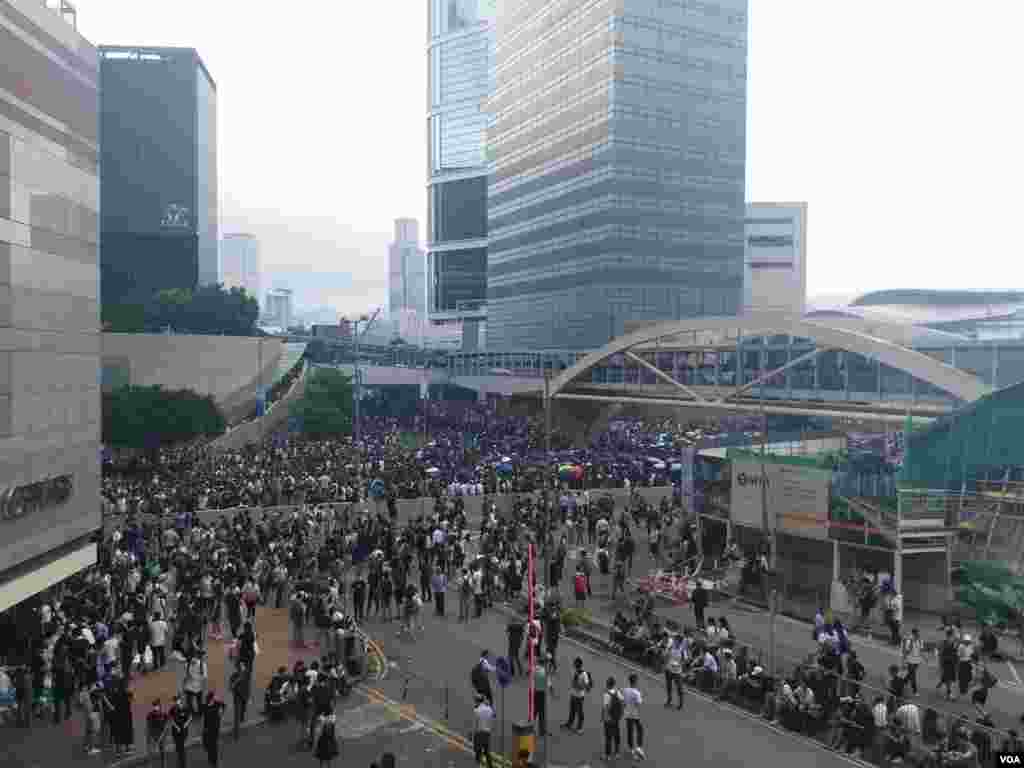 香港民众6月12日中午在金钟一带聚集要求港府撤回逃犯条例修订（香港市民提供）