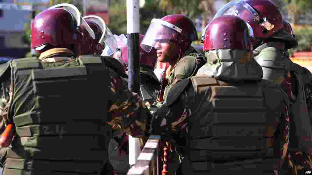 Des policiers kenyans montent la garde près du bâtiment du Parlement au cours du débat de la nouvelle législation controversée de sécurité, à Nairobi le 18 décembre 2014. &nbsp;