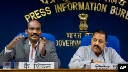 Kepala badan antariksa India, K Sivan (kiri) memberikan keterangan pers di New Delhi (foto: dok). 