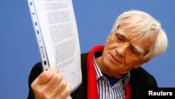 El diputado alemán Hans-Christian Stroebele muestra la carta que le entregó Edward Snowden, en Moscú, la cual está dirigida al gobierno alemán.