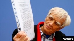 Nemački poslanik Hans Kristijan Štrobele pokazuje pismo Edvarda Snoudena