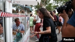 Un manifestante discute con turistas durante una protesta contra el turismo de masas en Barcelona, España, el 6 de julio de 2024.