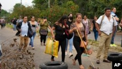 Un grupo de personas llega a Santa Cruz caminando por los bloqueos de carreteras instalados por los manifestantes para protestar contra el encarcelamiento del líder opositor y gobernador de Santa Cruz Luis Fernando Camacho, en Santa Cruz, Bolivia, el 3 de enero de 2023. 