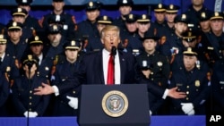 En un discurso a policías y familias de víctimas de pandilleros en Long Island, N.Y., el presidente Donald Trump destacó su lucha contra la Mara Salvatrucha indicando que es un grupo "particularmente violento".