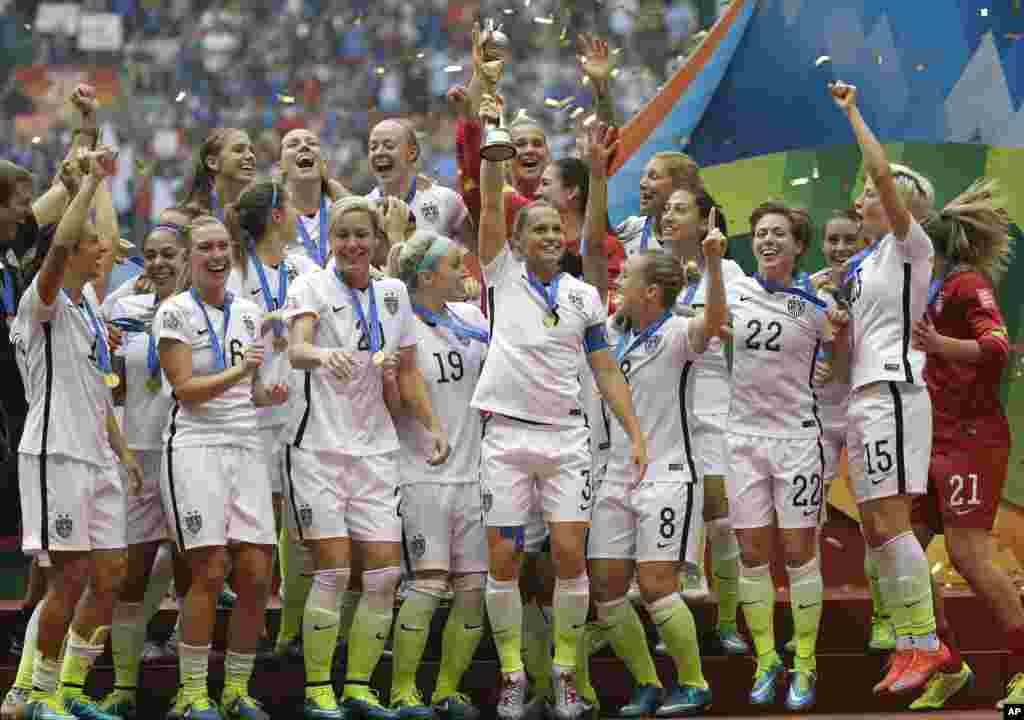 A equipa nacional Feminina dos EUA celebra a sua vitória com o troféu após ter ganho o Japão 5-2 no campeonato do Mundial Feminino da Fifa em Vancouver, Canadá, no Domingo, 5 de Julho, 2015.