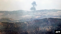 Esta fotografía, tomada desde una posición en el norte de Israel fronteriza con el Líbano, muestra columnas de humo durante el bombardeo israelí de una zona del sur del Líbano, el 4 de septiembre de 2024.