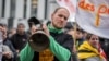 Perwakilan dari kelompok petani Swiss membunyikan lonceng dalam aksi protes di depan Kantor Pertanian Federal di Bern, Swiss, pada 3 Desember 2024. (Foto: AFP/Fabrice Coffrini)