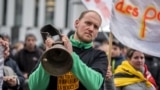 Perwakilan dari kelompok petani Swiss membunyikan lonceng dalam aksi protes di depan Kantor Pertanian Federal di Bern, Swiss, pada 3 Desember 2024. (Foto: AFP/Fabrice Coffrini)