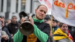 Perwakilan dari kelompok petani Swiss membunyikan lonceng dalam aksi protes di depan Kantor Pertanian Federal di Bern, Swiss, pada 3 Desember 2024. (Foto: AFP/Fabrice Coffrini)