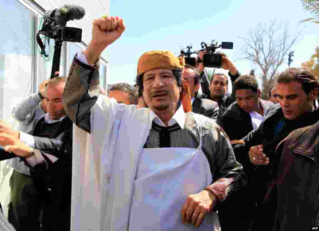 Libyan leader Muammar Gaddafi waves in Tripoli before making a speech which he sought to diffuse tensions after more than 10 days of protests in Libya. (Reuters/Ahmed Jadallah)