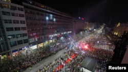 Pristalice dočekuju studente iz svih delova Srbije u Beogradu na masovni protest koji se održava 15. marta. (Foto: REUTERS/Antonio Bronic)