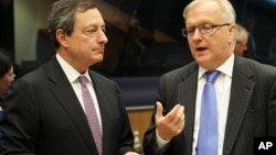 Predsednik Evropske centralne banke Mario Dragi i evropski komesar za ekonomska i monetarna pitanja Oli Ren na sastanku Eurogrupe u Luksemburgu