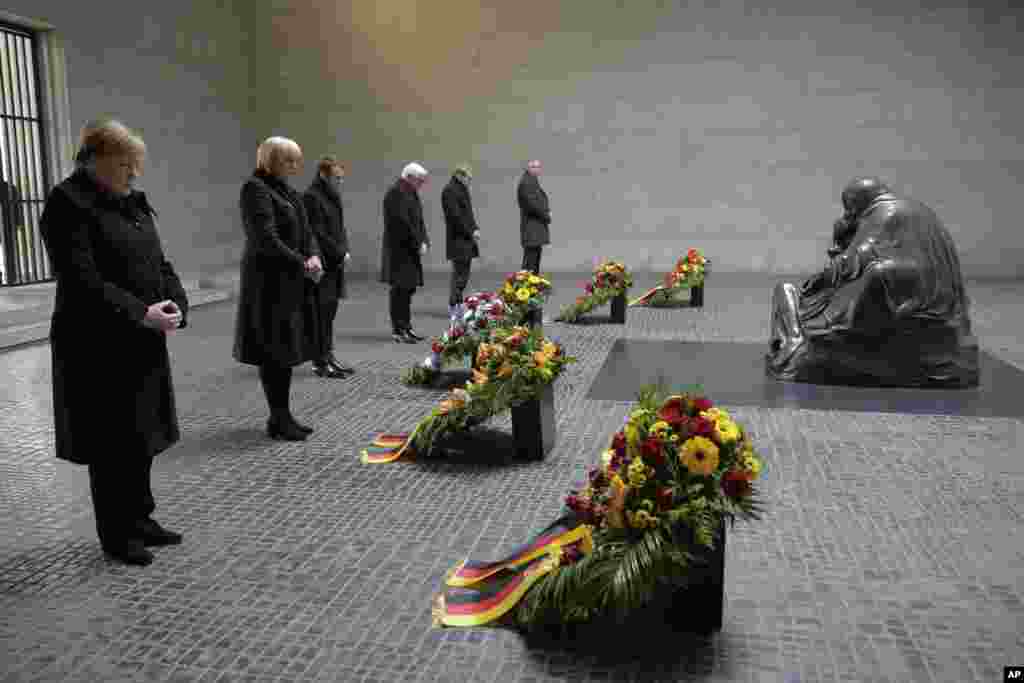 독일 베를린에서 열린 &#39;전쟁과 독재정치 희생자&#39; 기념 조상 앞에서 앙겔라 메르켈 독일 총리와 마크롱 에마뉘엘 프랑스 대통령이 독일 지도자들과 함께 헌화 묵념하고 있다.