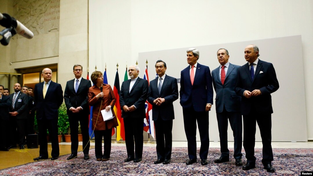 Trưởng chính sách đối ngoại EU Catherine Ashton đọc thông cáo trong buổi lễ đánh dấu đạt được thỏa thuận giữa Iran và 6 cường quốc thế giới tại Genève, ngày 23 tháng 11, 2013