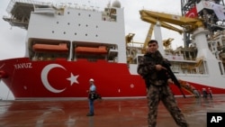 터키의 이스탄불 근방 딜오바시(Dilovasi)항에 정박된 석유 시추선 야부즈(Yavuz)호를 터키 경찰이 지키고 있다. 