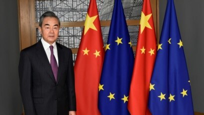 Tư liệu: Ngoại Trưởng Vương Nghị của Trung Quốc trước cuộc họp với Chủ tịch Hội đồng Châu Âu Charles Michel tại trụ sở chính của Hội đồng EU (17/12/20190. Mới đây, ông Vương mời 4 ngoại trưởng Âu châu sang thăm Trung quốc từ 29-31/5/2021. John Thys/Pool via REUTERS