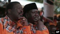 Thủ tướng Raila Odinga (trái) và Phó Thủ tướng Kenya Musalia Mudavadi (phải).