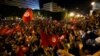 De nombreux haitants de Tunis sont descendus dans la rue pour célébrer la victoire annoncée de Kais Saied à la présidentielle, le 13 octobre 2019. 