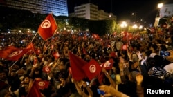 De nombreux haitants de Tunis sont descendus dans la rue pour célébrer la victoire annoncée de Kais Saied à la présidentielle, le 13 octobre 2019. 