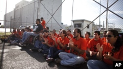 Manifestantes frente a una carcel en Puerto Rico. La CIDH pide cesar los confinamientos solitarios en Estados Unidos.