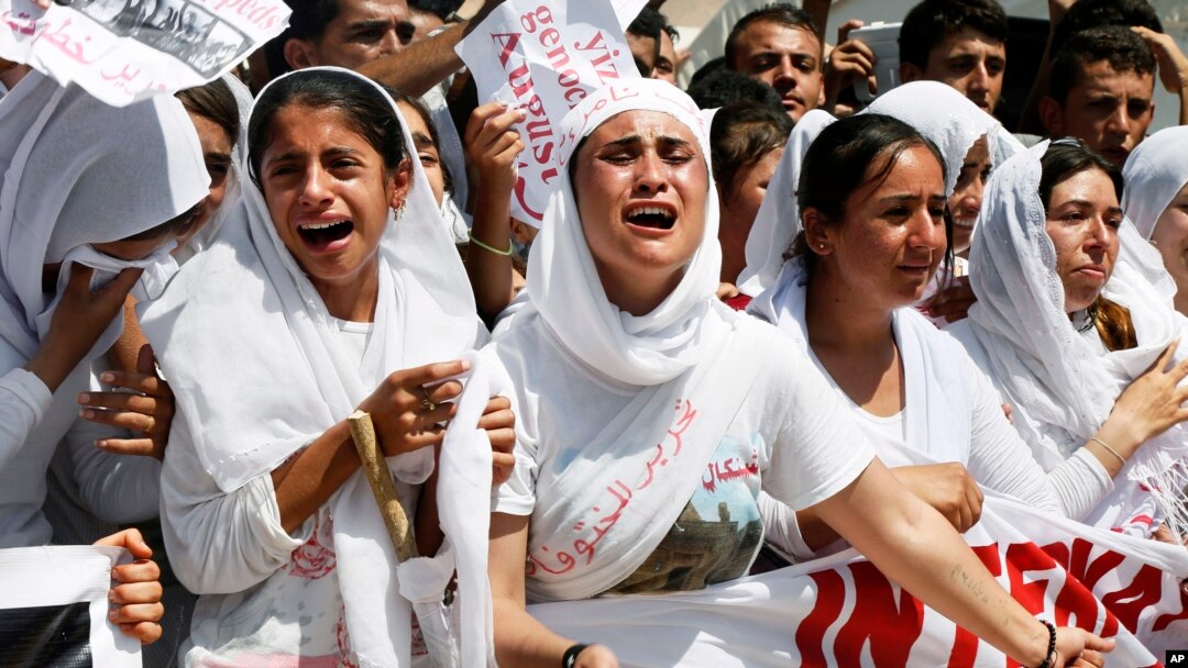 Para perempuan Yazidi dari suku Kurdi berdemonstrasi memprotes pendudukan ISIS di kota Sinjar setahun sebelumnya, di Dohuk, Irak, 2015.