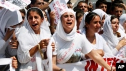 Para perempuan Yazidi dari suku Kurdi berdemonstrasi memprotes pendudukan ISIS di kota Sinjar setahun sebelumnya, di Dohuk, Irak, 2015.