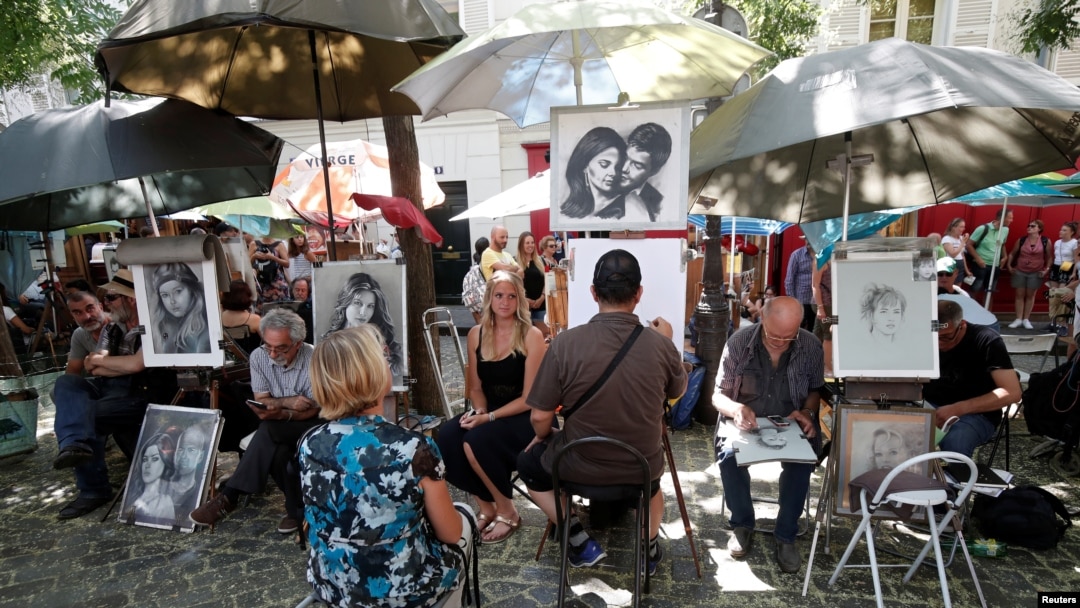 Para pelukis jalanan sedang membuat sketsa potret di “Place du Tertre”, alun-alun di kawasan Butte Montmartre di Paris, Perancis, 2 Agustus 2018.