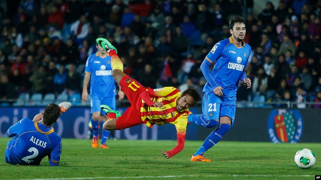 Pemain depan Barcelona, Neymar (tengah), saat beraksi dalam pertandingan Copa del Rey di stadion Coliseum Alfonso Perez, Madrid, Spanyol, 16 Januari 2014 (Foto: dok). 