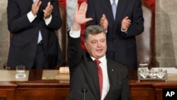 "Bizni tushuning, yopinchiq va tunda ko’radigan oynaklar muhim, biroq urushni ko’rpa bilan yutib bo’lmaydi”, - dedi Poroshenko qonunchilarga qarata.