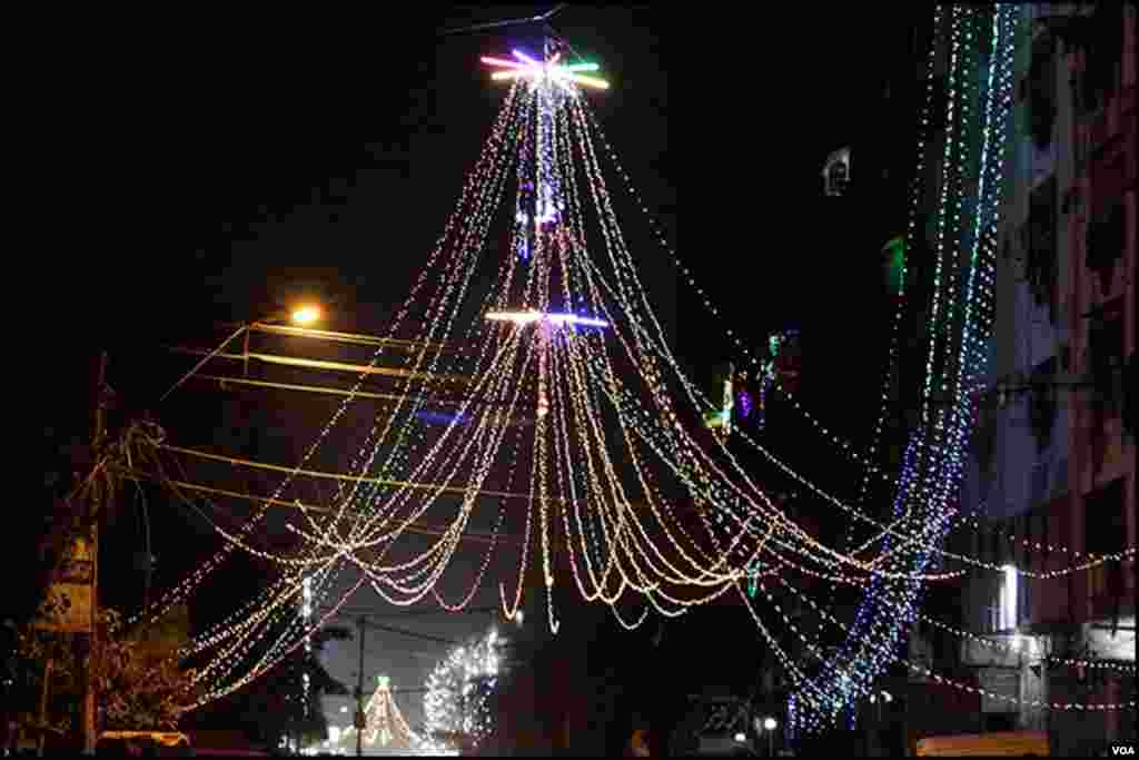 کراچی: برقی قمقموں کی لڑیوں سے سجی ایک گلی کا منظر