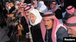 Pro-government Sunni volunteers prepare to join Iraqi forces in a new offensive against Islamic State militants in Anbar province, April 8, 2015.