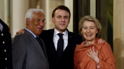 Presiden Prancis Emmanuel Macron (tengah) menyambut Presiden Dewan Eropa Antonio Costa dan Presiden Komisi Eropa Ursula von der Leyen di Paris, Senin (17/2). 