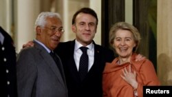 Presiden Prancis Emmanuel Macron (tengah) menyambut Presiden Dewan Eropa Antonio Costa dan Presiden Komisi Eropa Ursula von der Leyen di Paris, Senin (17/2). 