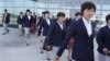 일본에서 열리는 20세 이하 여자 축구 월드컵에 참가하기 위해 14일 평양을 출발하는 북한 축구팀. 일본 정부가 특례 입국 비자를 발급했다.