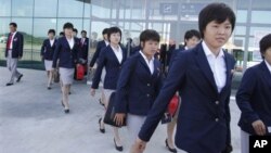 일본에서 열리는 20세 이하 여자 축구 월드컵에 참가하기 위해 14일 평양을 출발하는 북한 축구팀. 일본 정부가 특례 입국 비자를 발급했다.