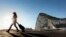 Une femme marche devant le rocher de Gibraltar, 1er mars 2017.