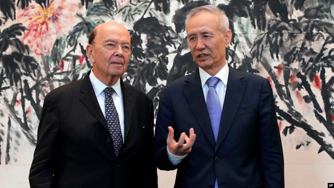 Menteri Perdagangan AS Wilbur Ross (kiri) berbicara dengan Wakil PM China Liu He di Beijing (3/6). 