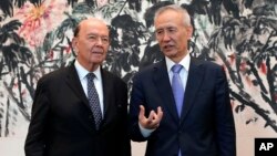 Menteri Perdagangan AS Wilbur Ross (kiri) berbicara dengan Wakil PM China Liu He di Beijing (3/6). 