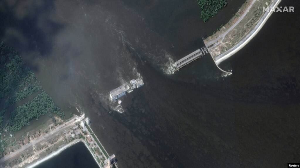 卫星图片显示的卡霍夫卡水坝被炸毁后的情况。(photo:VOA)