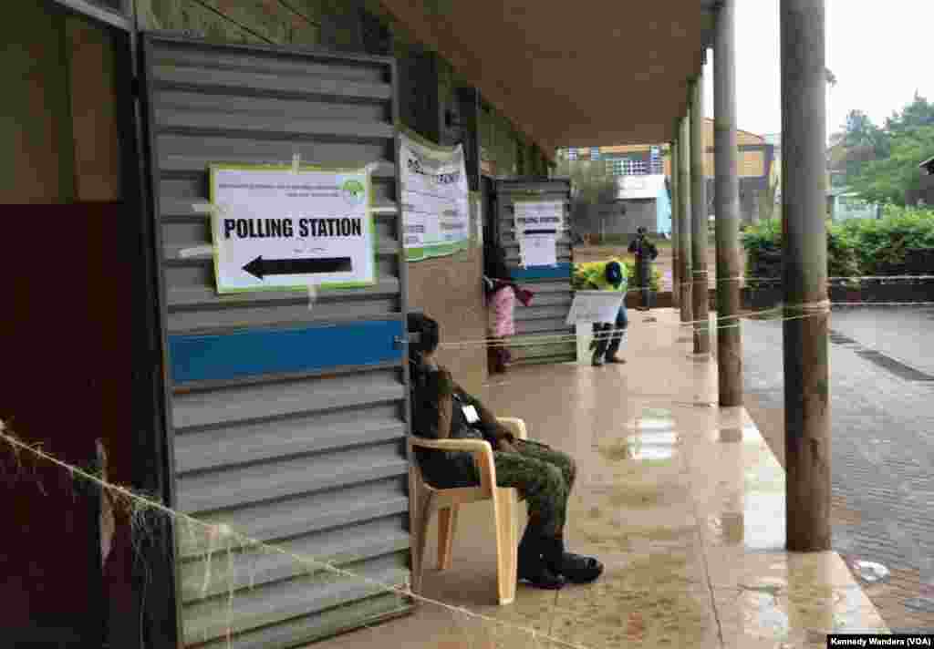 Security officers on guard outside Kinyanjui Nairobi polling center, but no voters in sight. (Photo: VOA Swahili service)