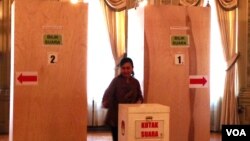 Seorang warga Indonesia di AS memberikan suaranya untuk pemilihan legislatif di TPS Washington D.C. (VOA/Eva Mazrieva)