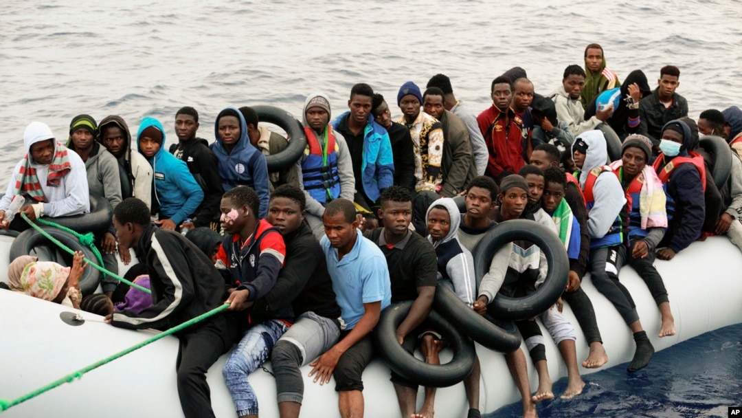 Abimukira mu bwato ku nkengera za Libiya inyuma yo gufatwa n'abaporisi mw'ibahari Mediterane i Garaboli muri Libiya, kw'itariki ya 18/10/2021